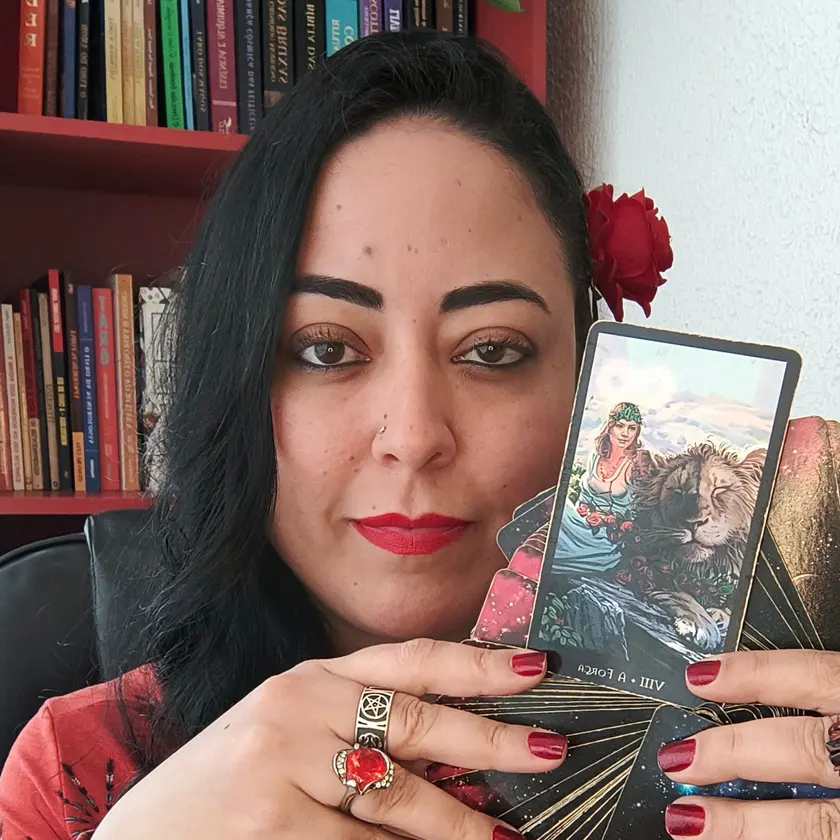 Carol Padilha segurando cartas de Tarô